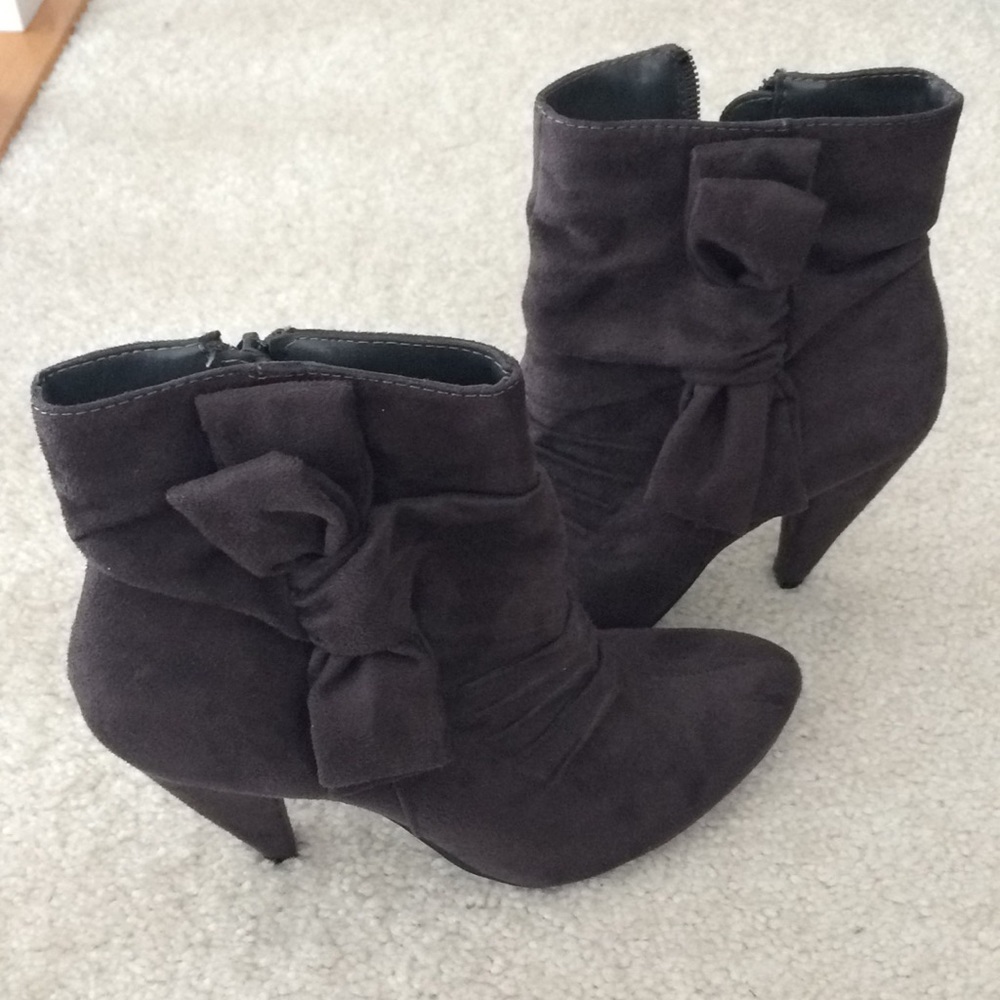 Grey suede booties with bow detail
